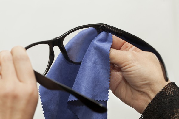 Na čištění brýlí je nejvhodnější speciální utěrka z mikrovlákna