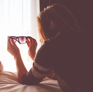 girl-with-sunglasses-in-a-bed-picjumbo-com